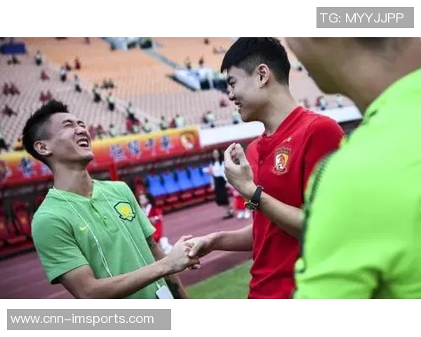 媒体人解读杨立瑜竖大拇指事件背后的真实情感与球迷互动的误解 媒体人解读杨立瑜竖大拇指事件背后的真实情感与球迷互动的误解