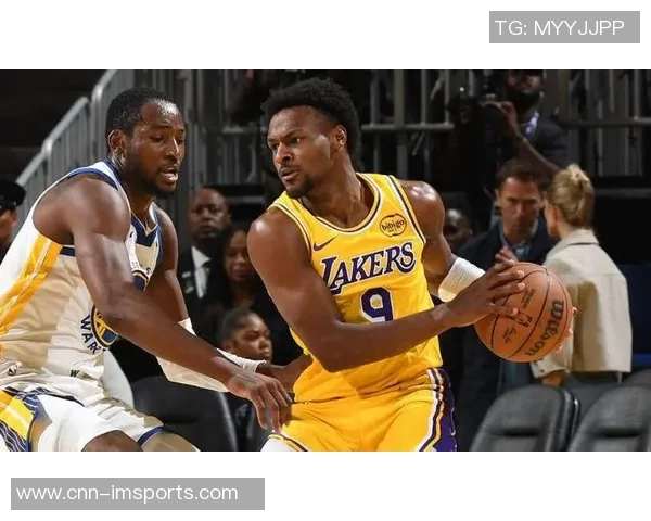 布朗尼被包夹失误库里反击背传希尔德意外失球引发争议